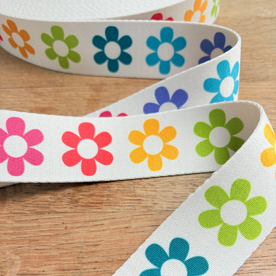 Daisies Webbing Tape – floral jacquard strap in pink and white, perfect for handmade bag straps, belts and sewing projects, sold by the metre